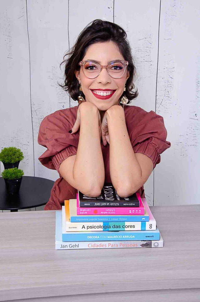 Arquiteta e designer sorrindo em sessão fotográfica para empreendedoras no GF Studio, com cenário de escritório recriado no estúdio