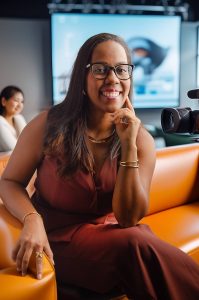 Empreendedora sorrindo em sessão fotográfica no GF Studio durante o Clicks de Sucesso, momento de posicionamento estratégico