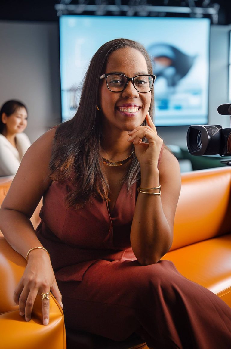 Empreendedora sorrindo em sessão fotográfica no GF Studio durante o Clicks de Sucesso, momento de posicionamento estratégico